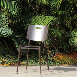 Kleiner taupefarbener Patio-Stuhl für den Außenbereich